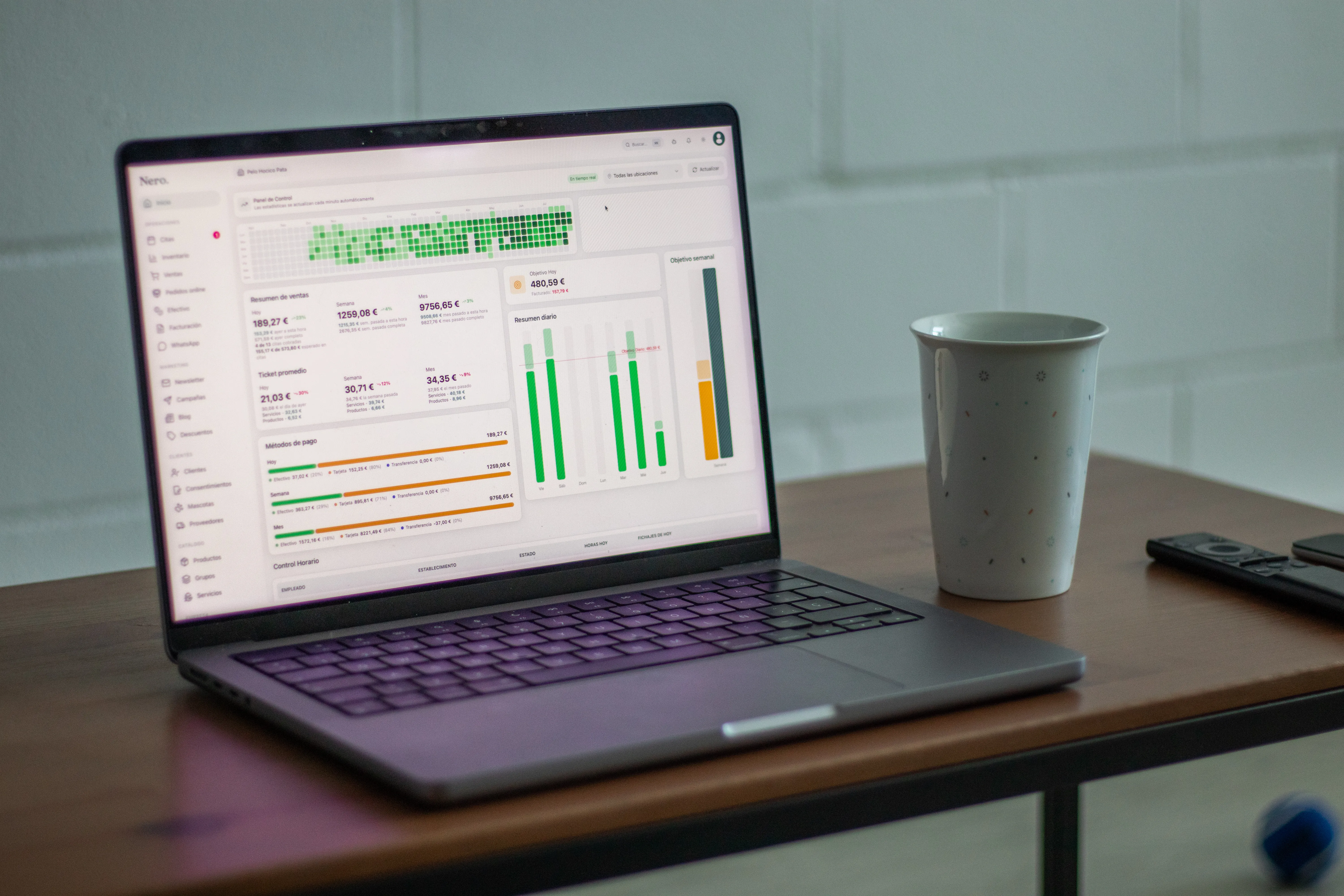 Portátil sobre una mesa mostrando el dashboard de NERO con las ventas del día
